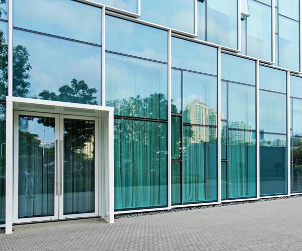 کاربرد دربهای شیشهای سکوریت در ساختمان