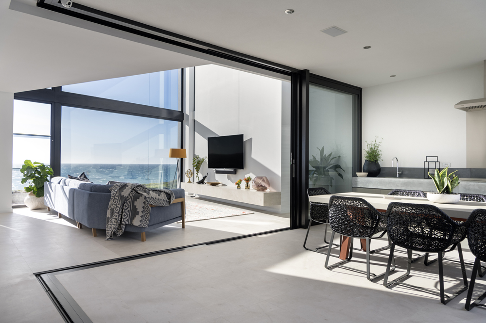 درب‌های شیشه‌ای سکوریت در ساختمان